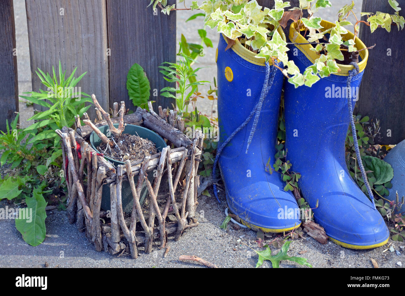 Blauer Kinder Stiefel und Garten Stockfoto