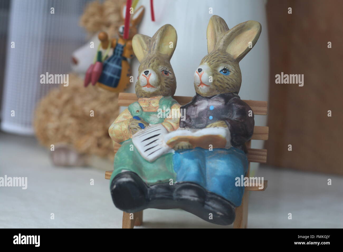 zwei Osterhasen sitzen auf einer Bank Stockfoto