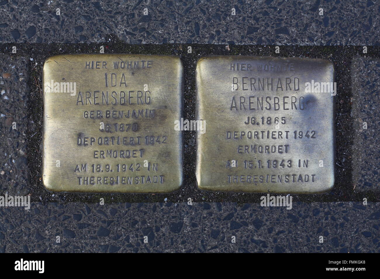 Stolpersteine, Steinen, die auf jüdische Menschen erinnern, die in deutschen Konzentrationslagern getötet werden Stockfoto