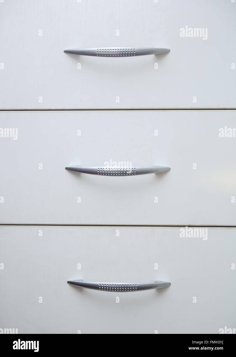 Schrank mit Schiebe-Tabletts und Chrom-Griffen. Close-up Stockfoto