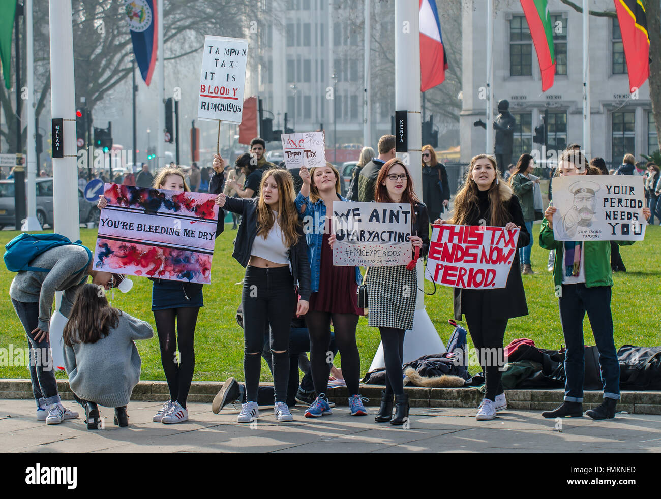 Tampon-Steuerproteste. Mädchen außerhalb des Parlaments demonstrierten gegen die britische Steuer auf Sanitärprodukte Stockfoto