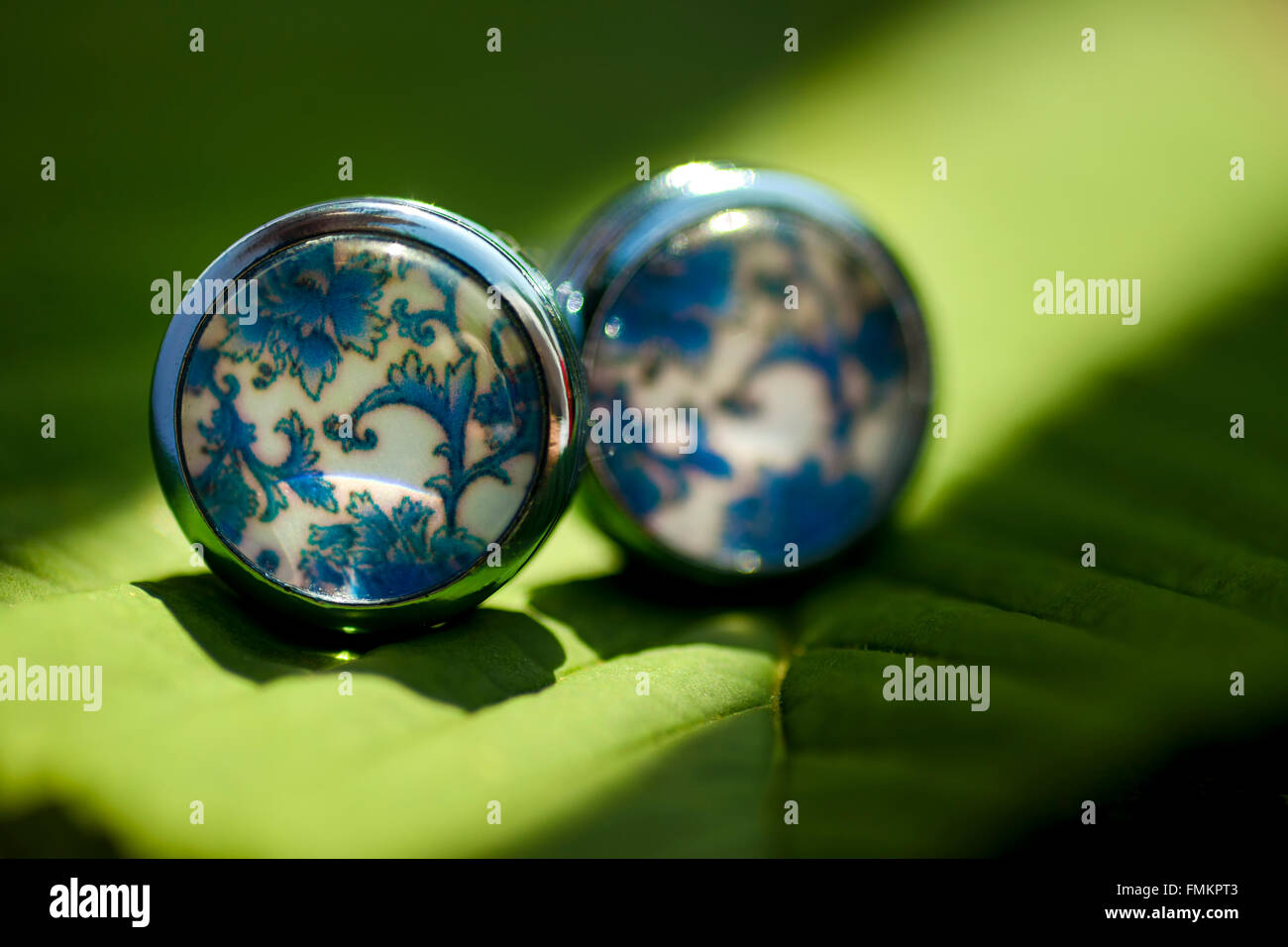 Hemd-Manschettenknöpfe mit blauem Muster Stockfoto