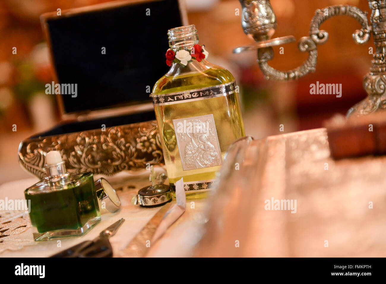 Flasche mit Öl salben das Kind bei der Taufe in der Kirche Stockfoto