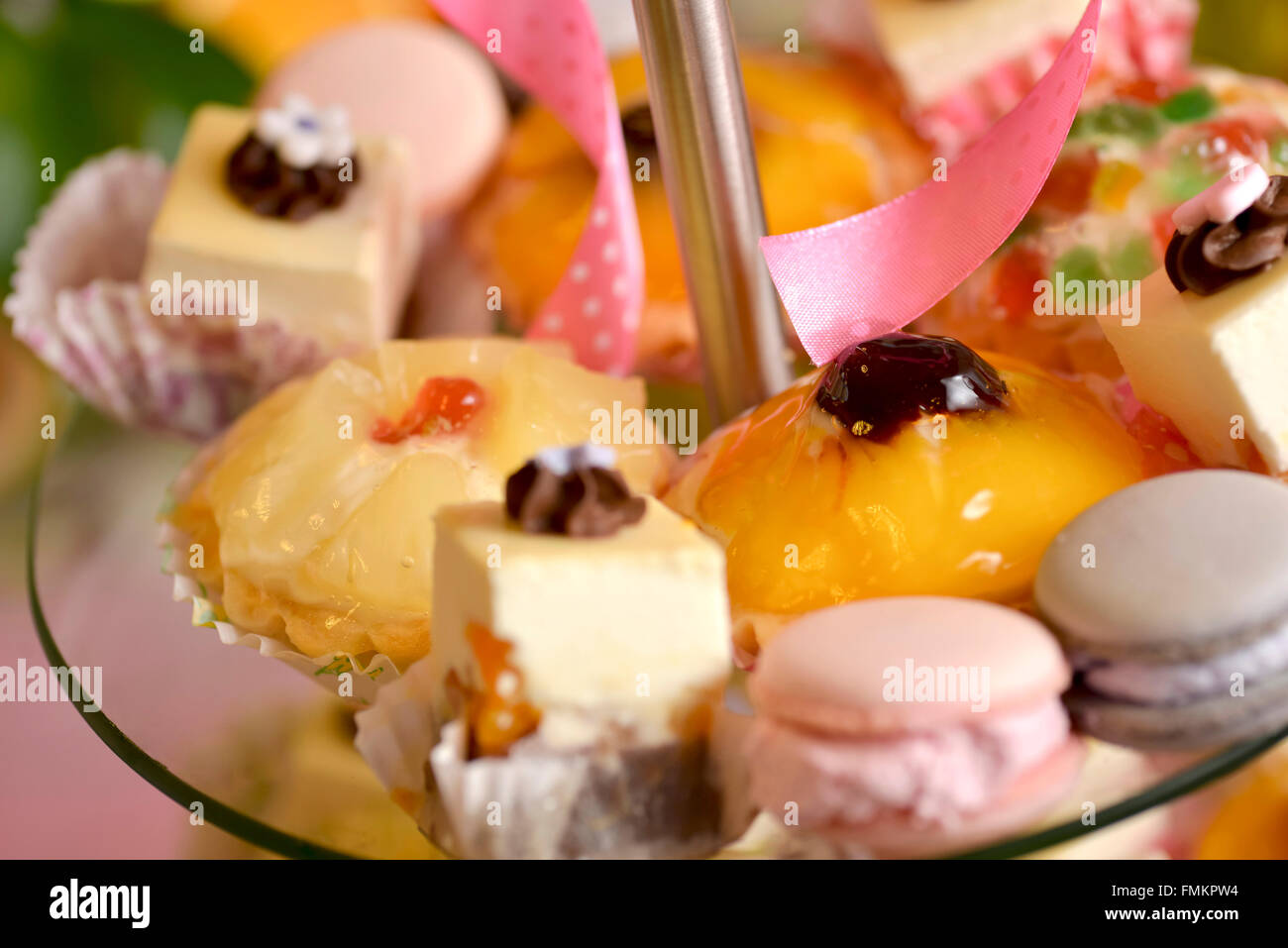 Viele Cookies platziert auf einer transparenten Glasplatte Stockfoto