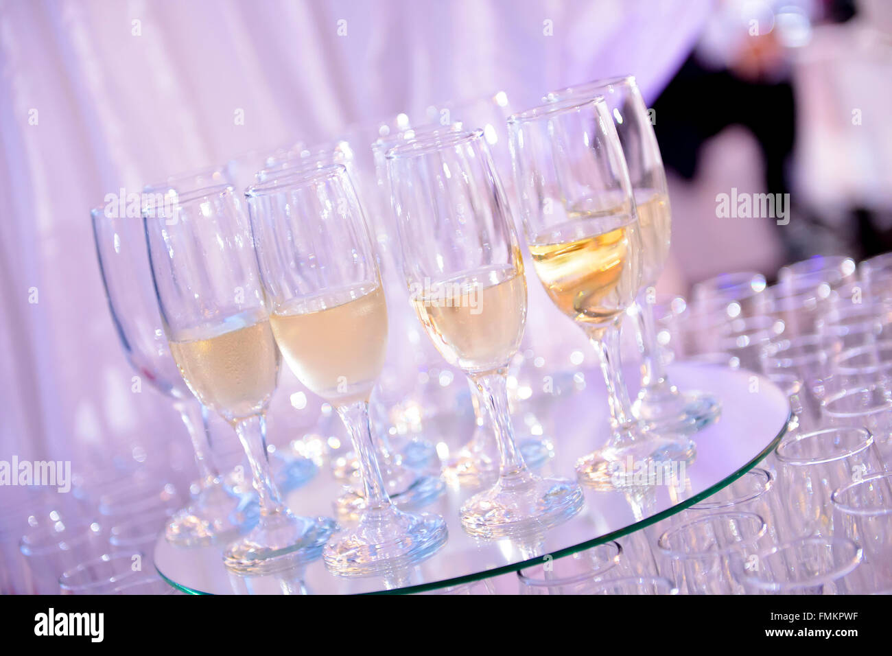 Glas Sekt platziert auf einem Spiegel Stockfoto