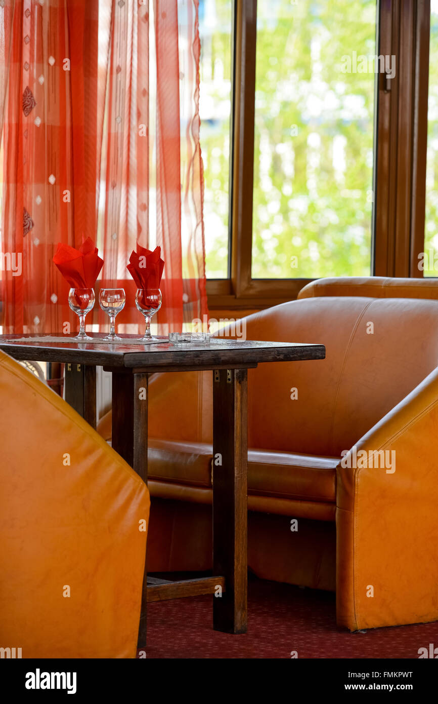 Gläser auf einem Tisch mit roten Servietten in Ihnen Stockfoto
