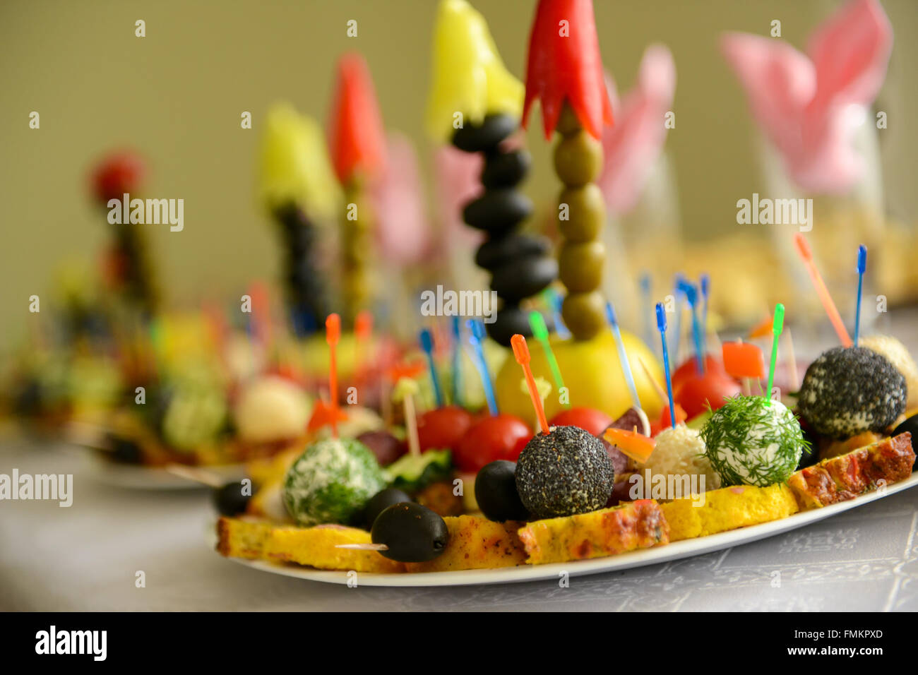 Verschiedene Arten von zubereiteten Speisen in einer Platte auf einem Tisch Stockfoto