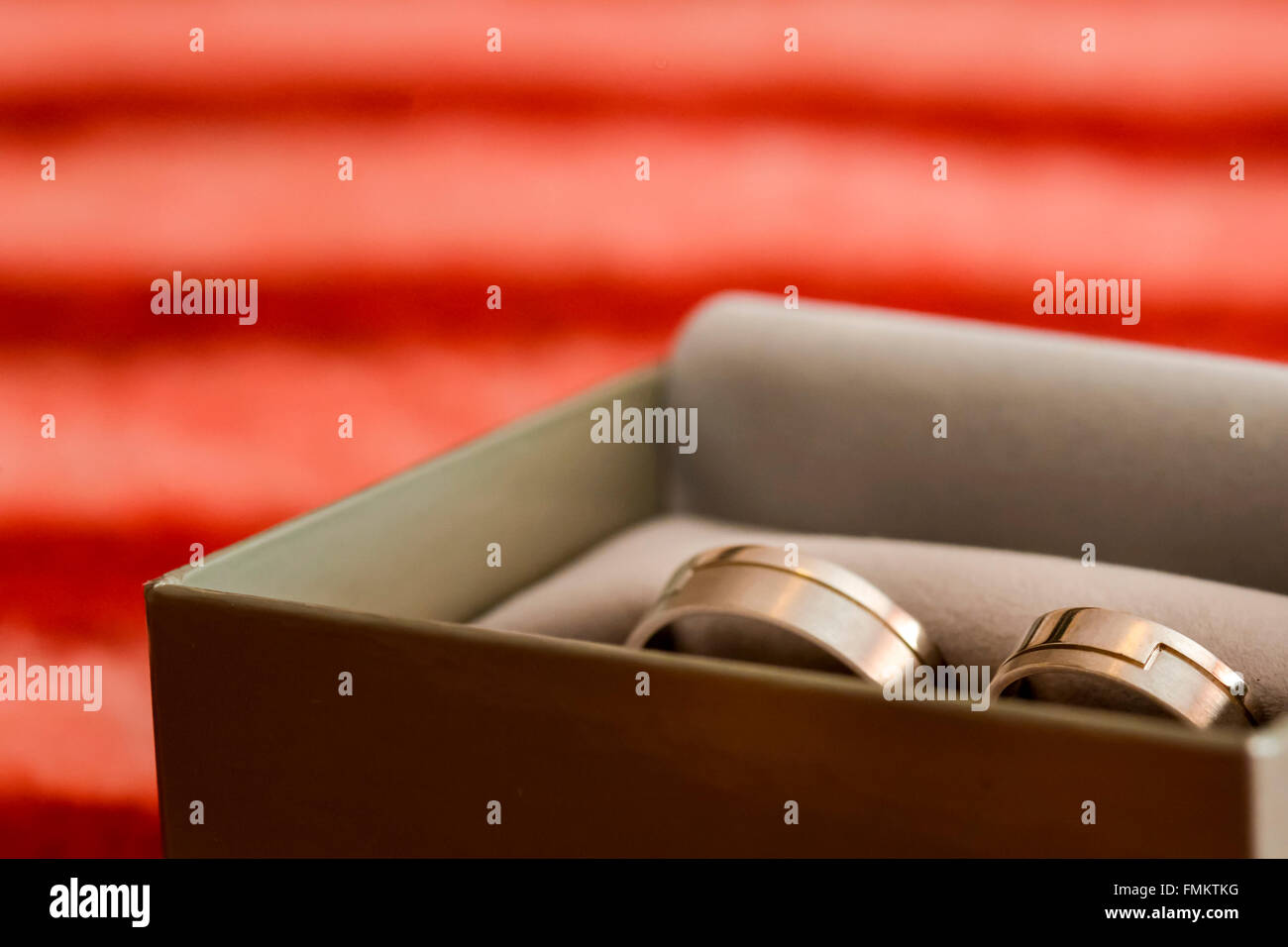 Silberne Hochzeitsringe auf einer Box sitzt Stockfoto