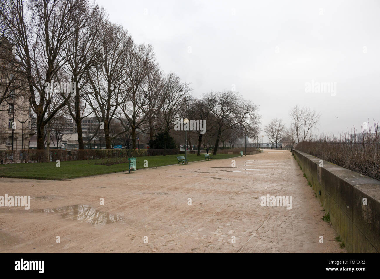 Fußweg in Champ de Mars, berühmte Grünfläche in Zentral-Paris, Frankreich. Stockfoto