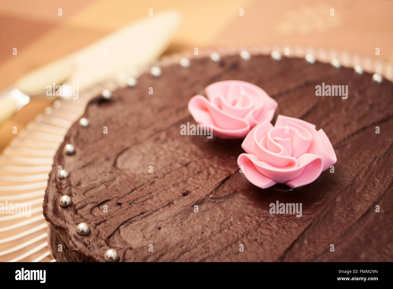 Schoko-Kastanien-Torte mit Zucker Rosen Stockfoto