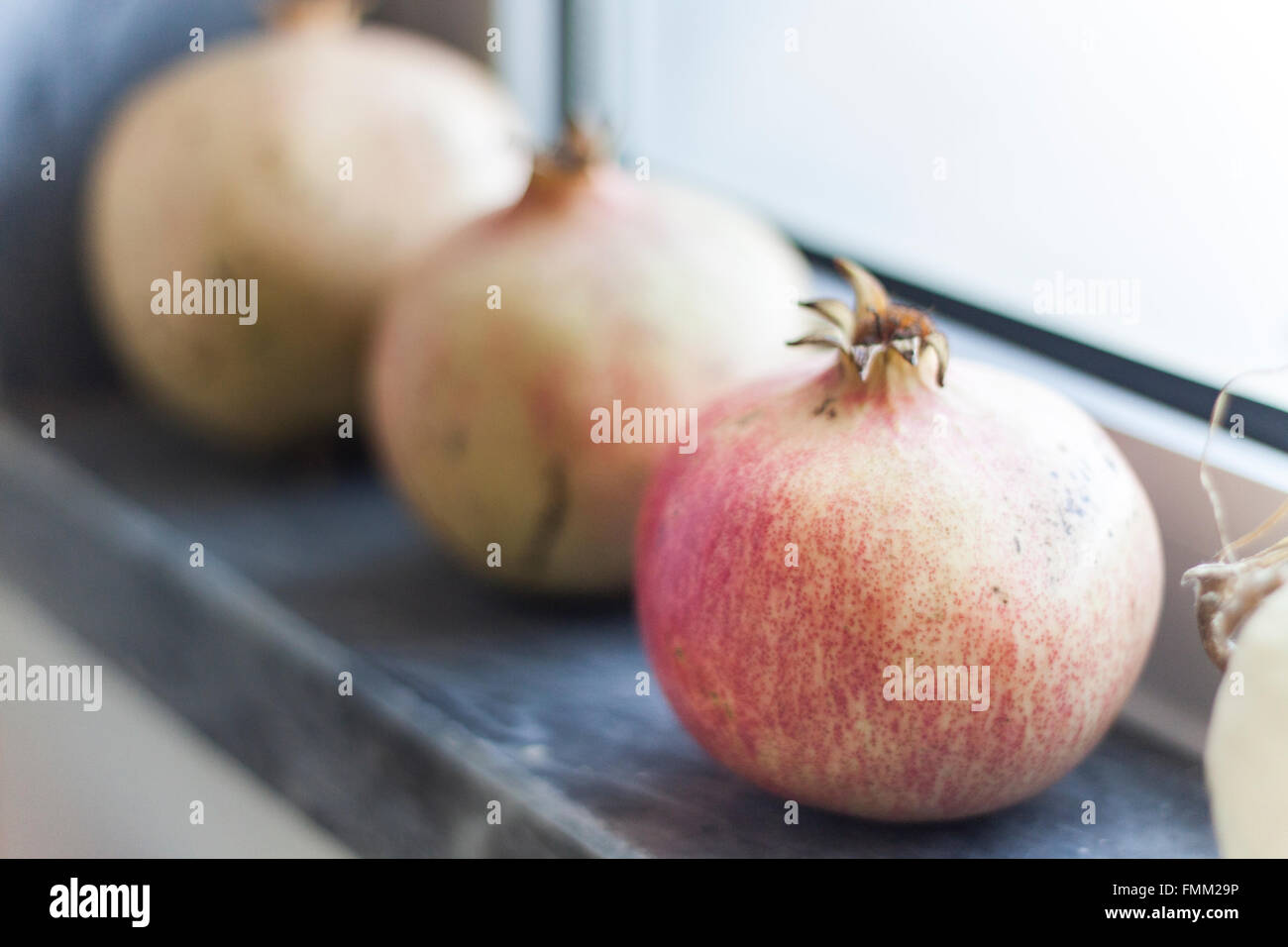 Granatäpfel am Fenster Stockfoto