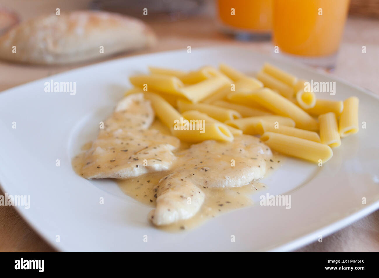 Hühnerschnitzel mit Nudeln Stockfoto