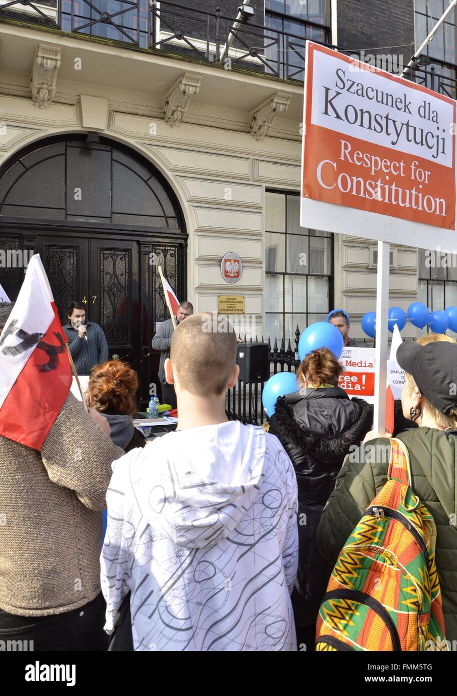 London, UK. 12. März 2016. Demonstration der polnische Bürger aus der polnischen Botschaft zur Unterstützung des Komitees für die Verteidigung der Demokratien. Bildnachweis: Marcin Libera/Alamy Live-Nachrichten Stockfoto