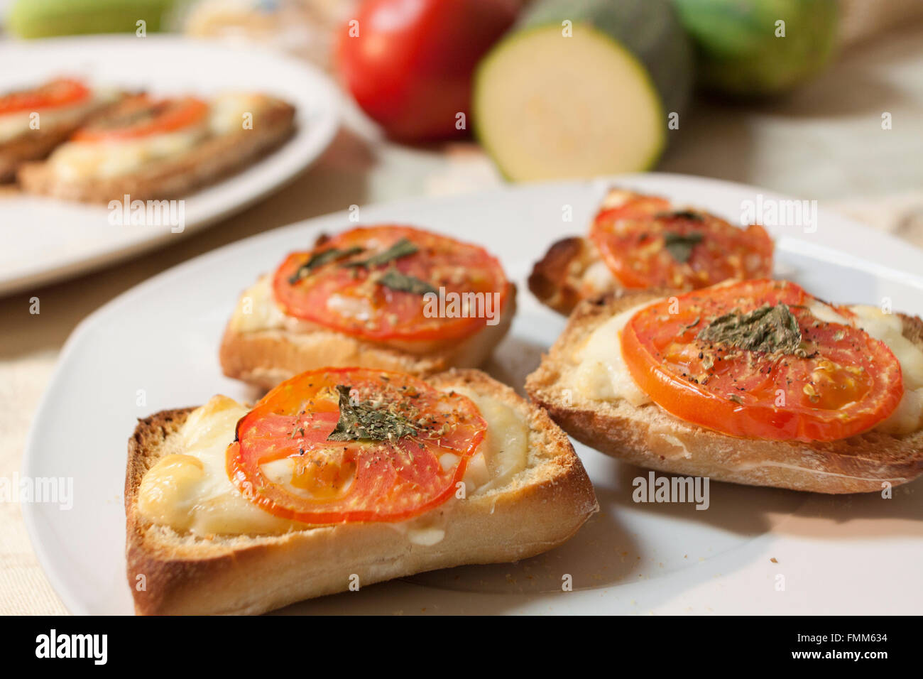 Brushetta mit Käse und Tomaten Stockfoto