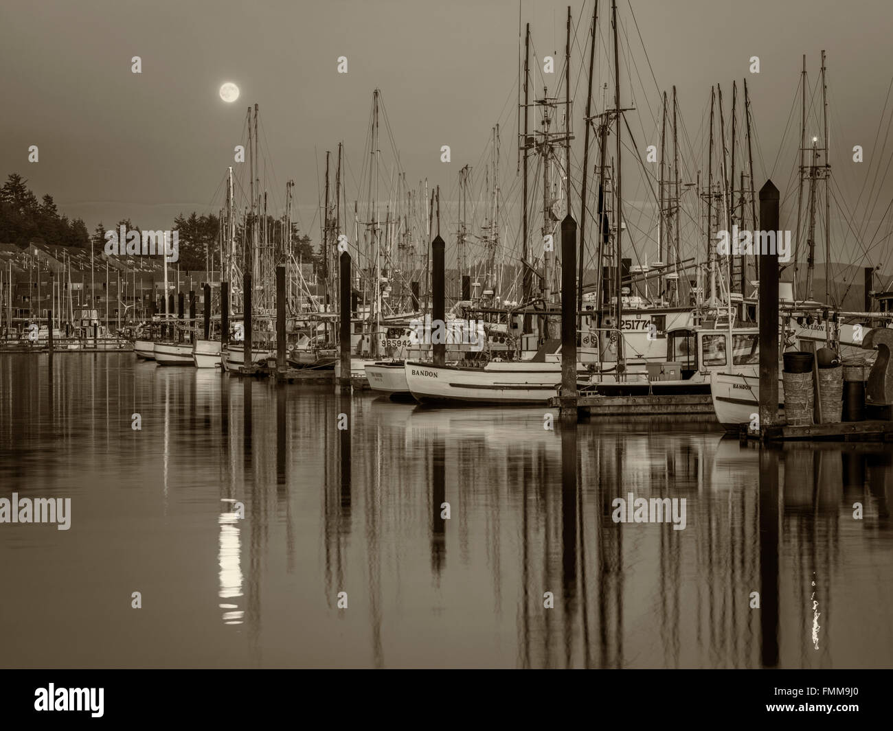 Mond Satz über Newport Hafen mit Fischerbooten. Newport, Oregon Stockfoto