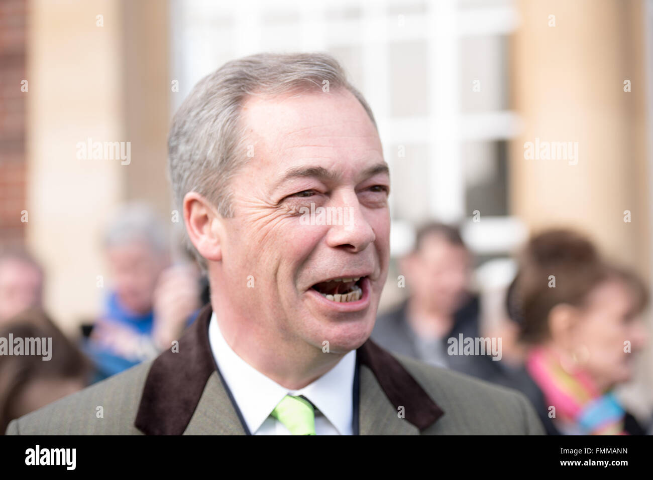 Romford, Essex, 12. März 2016, Nigel Farage MEP, Führer der UKIP Werbetätigkeit in Romford, Essex am Markttag, mit Andrew Rosindell MP zur Unterstützung der UK-Rückzug aus der Europäischen Union. Bildnachweis: Ian Davidson/Alamy Live-Nachrichten Stockfoto