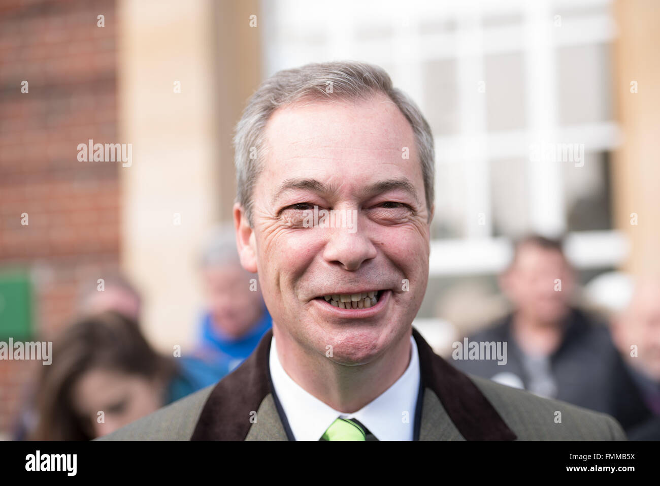 Romford, Essex, 12. März 2016, Nigel Farage MEP, Führer der UKIP Campainging in Romford, Essex am Markttag, mit Andrew Rosindell MP zur Unterstützung der UK-Rückzug aus der Europäischen Union. Bildnachweis: Ian Davidson/Alamy Live-Nachrichten Stockfoto