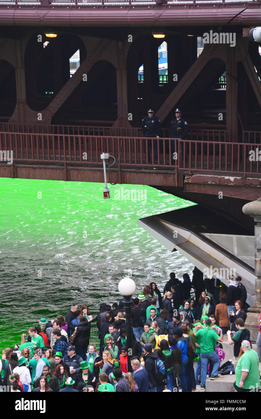 Zwei Chicago Polizisten zu sehen, dass die Menschenmenge versammelte sich, um zu sehen, dass für St. Patricks Day, 12. März 2016 den Chicago River grün gefärbt Stockfoto