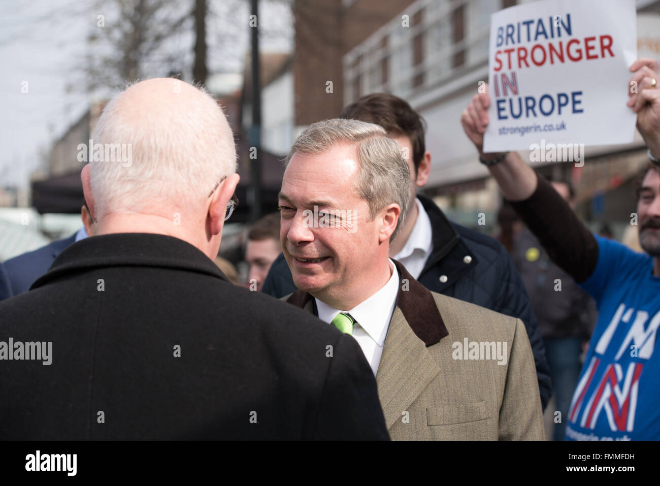 Romford, Essex, 12. März 2016, Nigel Farage MEP, Führer der UKIP Werbetätigkeit in Romford, Essex am Markttag, mit Andrew Rosindell MP zur Unterstützung der UK-Rückzug aus der Europäischen Union. Stockfoto