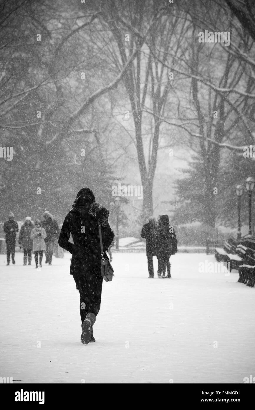 Frau, Wandern im Schnee Stockfoto