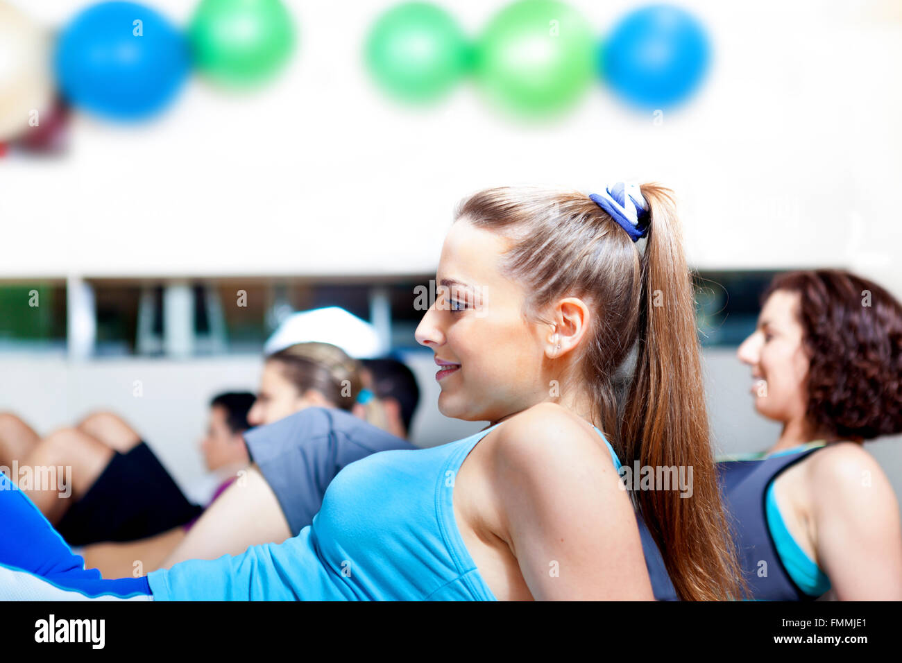 Gruppe von Menschen im Aerobic-Kurs in der Turnhalle Stockfoto