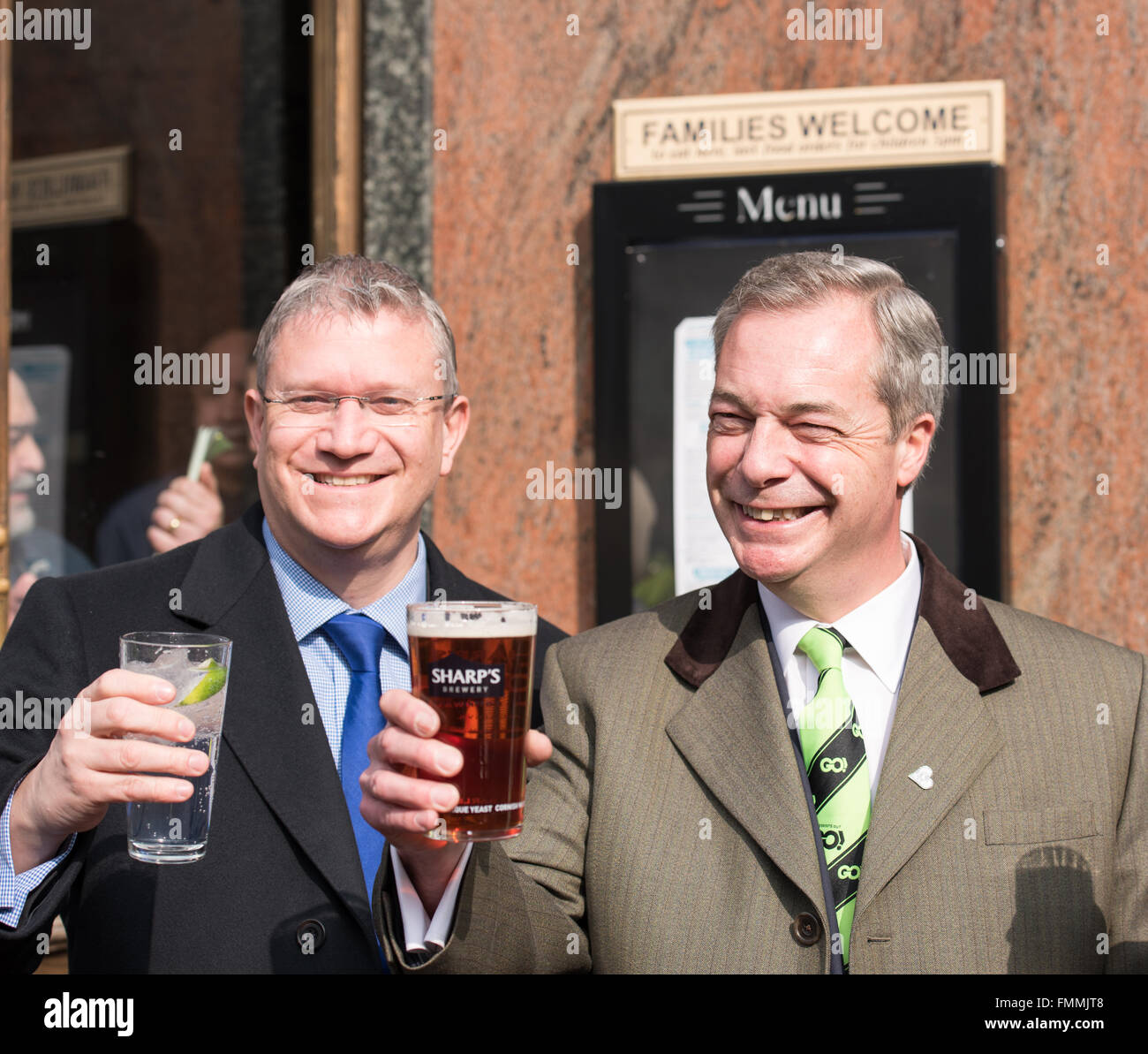 Romford, Essex, 12. März 2016, Nigel Farage MEP, Führer der UKIP Werbetätigkeit in Romford, Essex am Markttag, mit Andrew Rosindell MP zur Unterstützung der UK-Rückzug aus der Europäischen Union. Bildnachweis: Ian Davidson/Alamy Live-Nachrichten Stockfoto