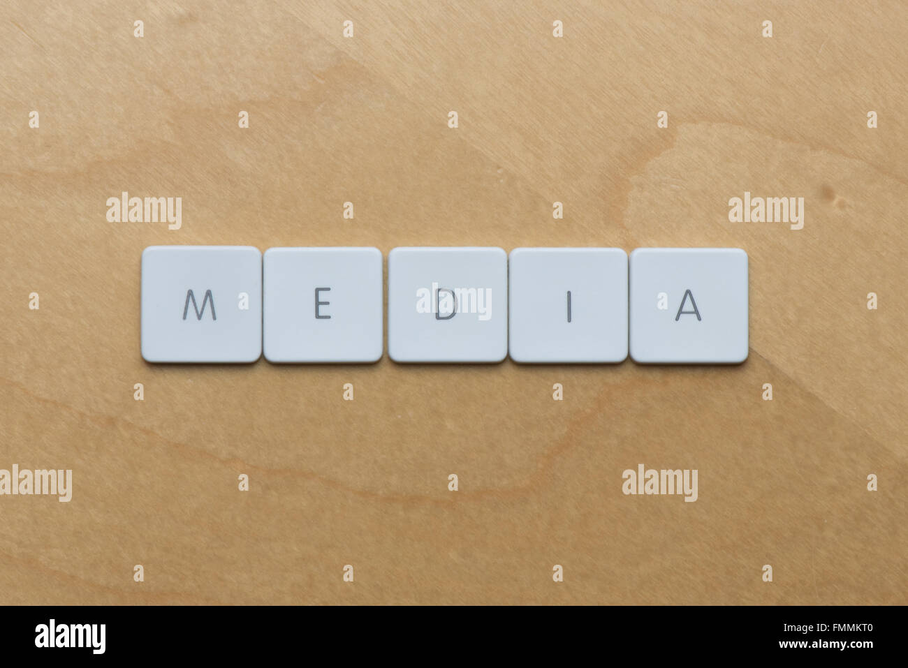 Tastatur Buchstaben buchstabieren Medien auf einem Schreibtisch-Hintergrund Stockfoto