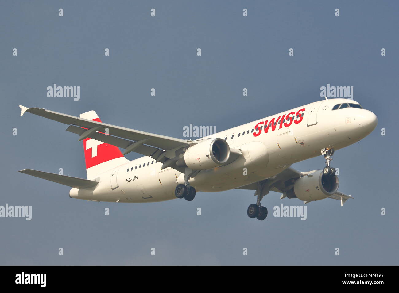Swiss International Airlines Airbus A320-214 HB-IJH Landung in Heathrow Stockfoto