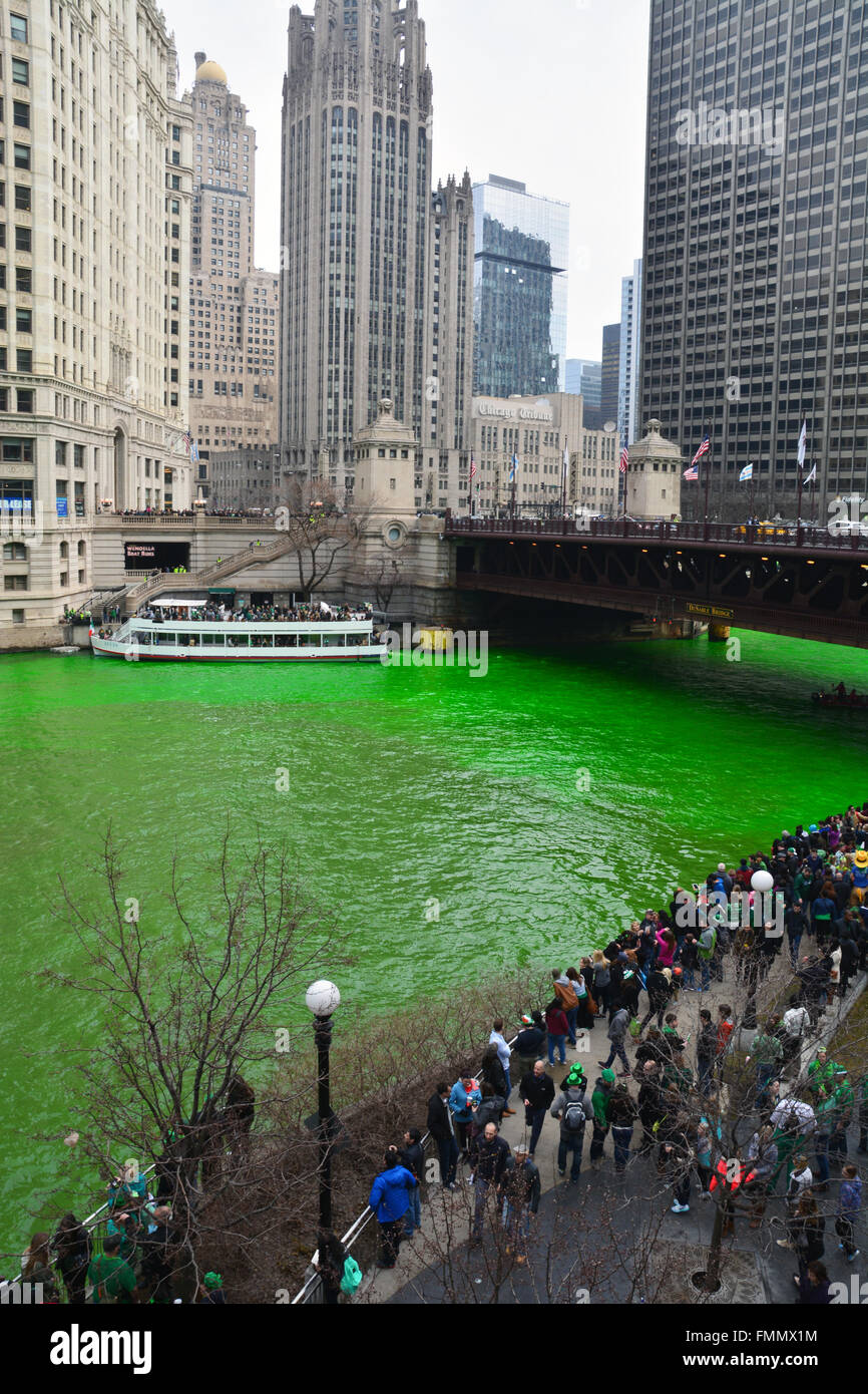 Menschen sehen den Chicago River wird für St. Patricks Day vom River Walk und Michigan Avenue Bridge, 12.03.2016 grün gefärbt Stockfoto
