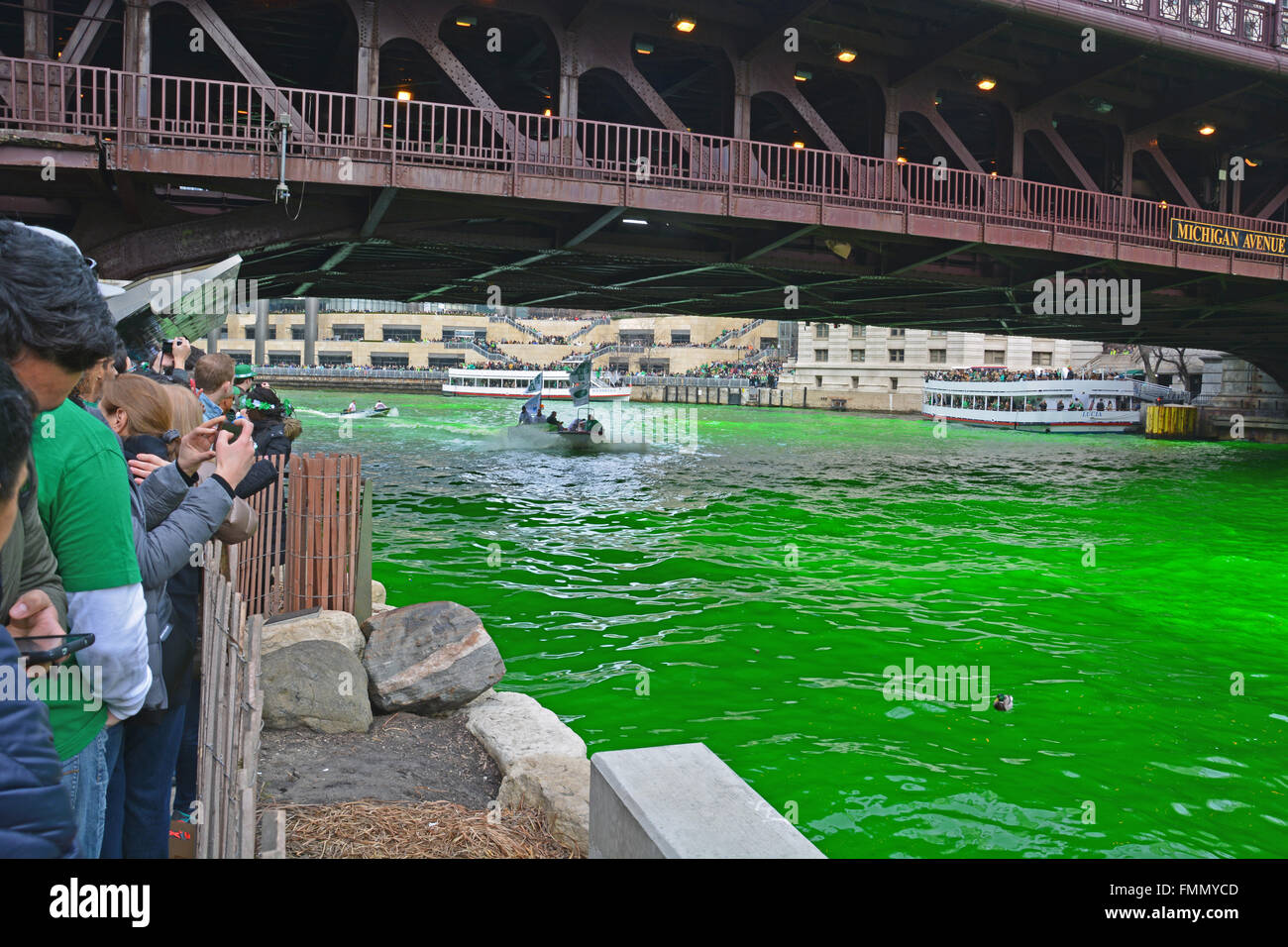 Menschen sehen von der Bank als die Union Klempner Farbstoffe den Chicago River grün für St. Patricks Day am 12. März 2016. Stockfoto