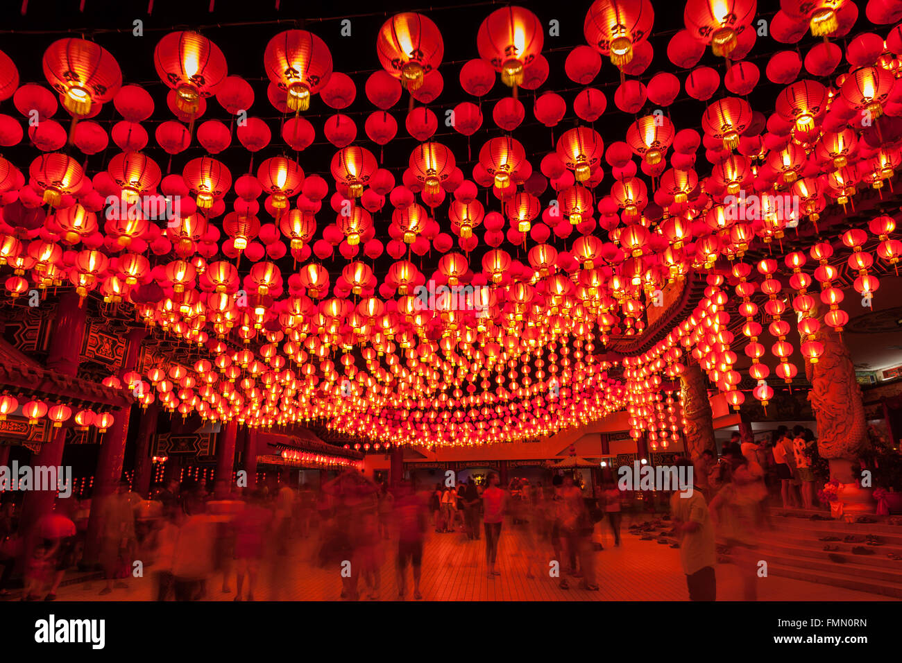 Rote Laternen hängen in Zeilen während der chinesischen Neujahrsfest im Thean Hou Tempel, Kuala Lumpur, Malaysia Stockfoto