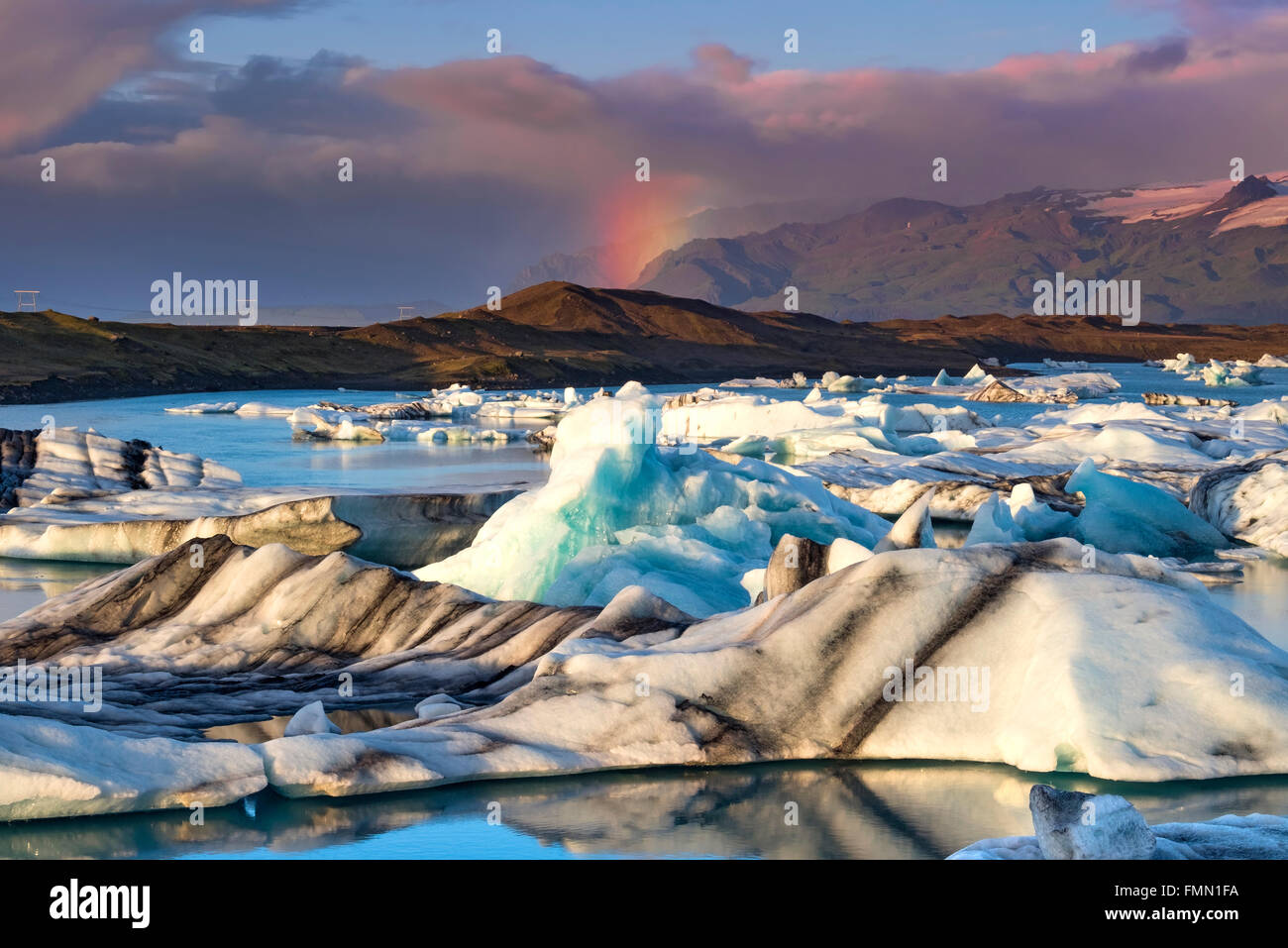 Regenbogen über Eisberge in der Gletscherlagune Jökulsárlón, Jökulsárlón, in der Nähe von Hofn Süden Islands Stockfoto