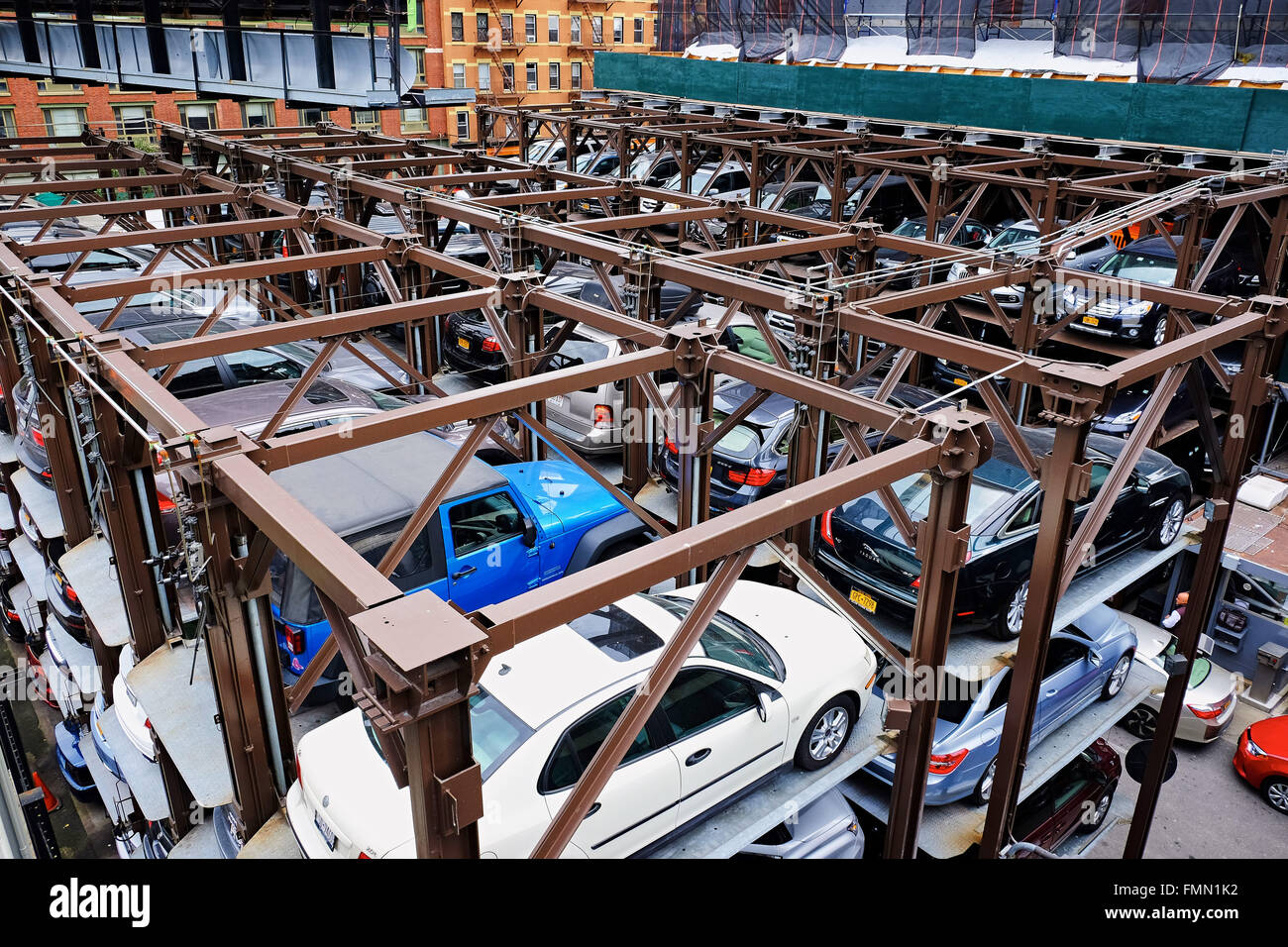 NEW YORK CITY - 7. Oktober 2014: Autos parkten in einer automatischen Höhe Parksystem in Manhattan, im Viertel Chelsea Stockfoto