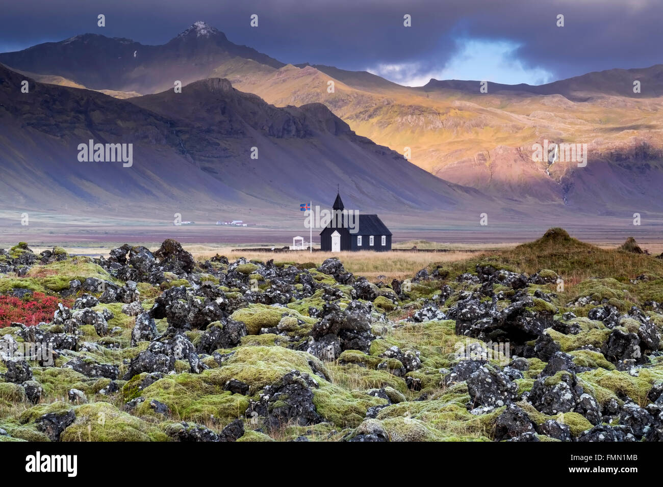 Budir schwarze Kirche & die Buoahraun Lavafield, unterstützt durch die Snaefellsnes Berge, Snaefellsnes Halbinsel, West-Island Stockfoto Budir schwarze Kirche & die Buoahraun Lavafield, unterstützt durch die Snaefellsnes Berge, Snaefellsnes Halbinsel, West-Island Stockfoto