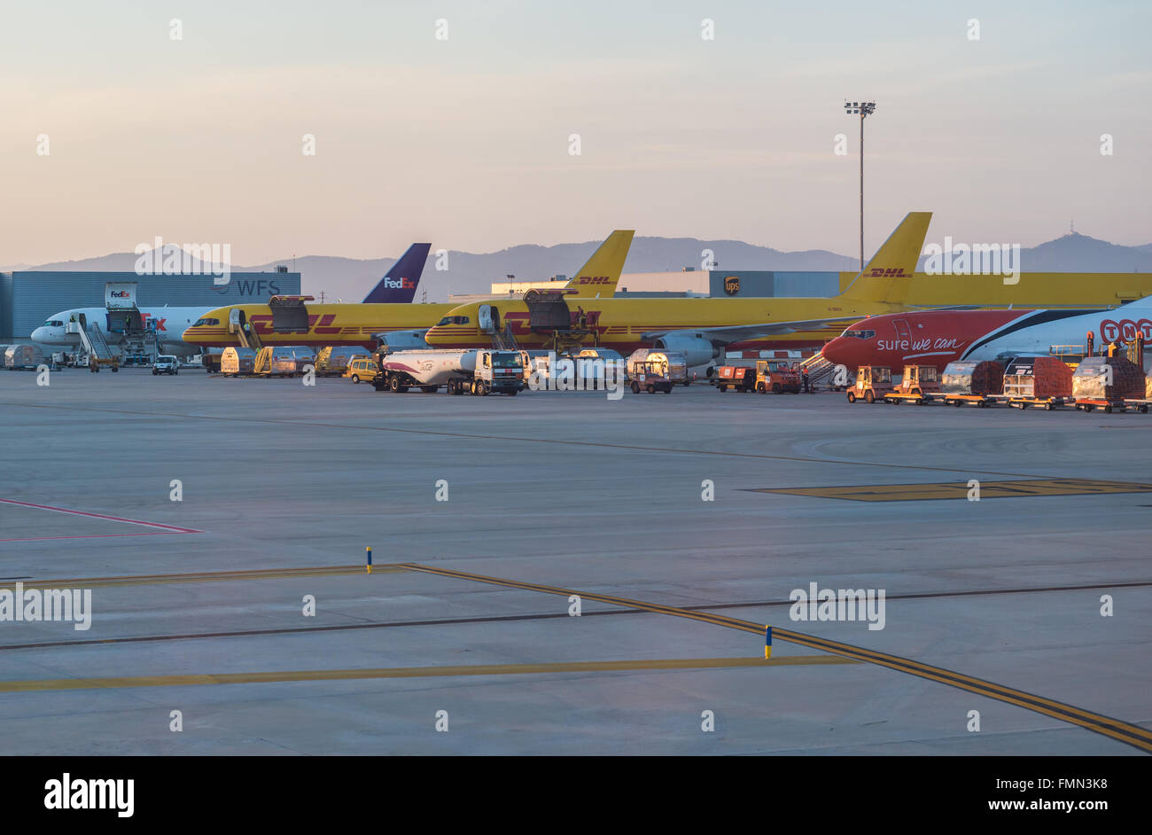 FedEx Flugzeuge DHL ein TNT-Fracht am Flughafen El Prat in Barcelona, Spanien Stockfoto