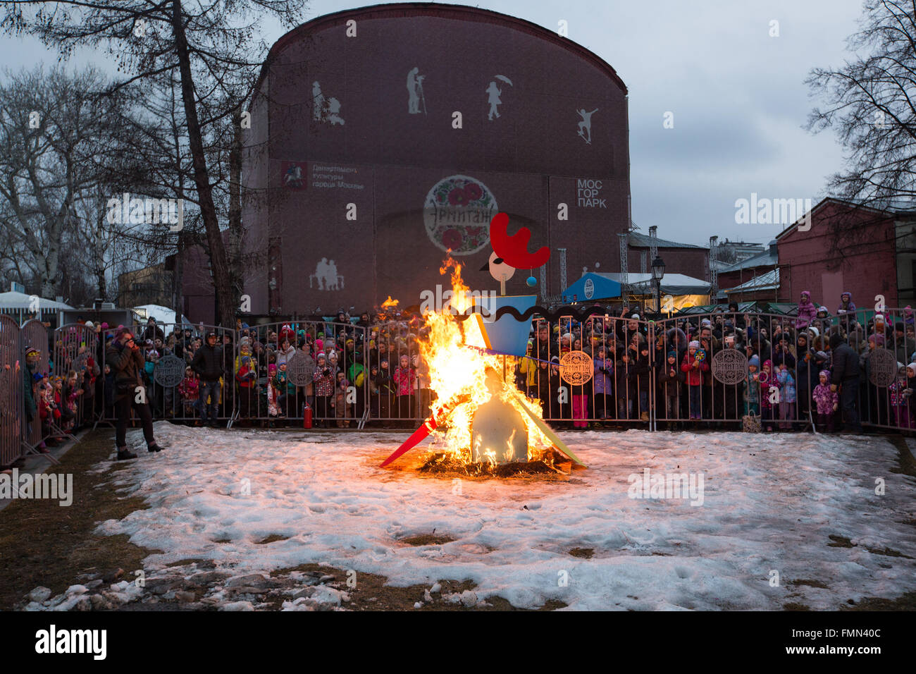 Moskau, Russland. 12. März 2016. Eine Vogelscheuche wird verbrannt, um Masleniza in Moskau, Russland, 12. März 2016 feiern. Maslenitsa ist ein traditionellen einwöchigen russischen Feiertag, den Frühling zu begrüßen. © Bai Xueqi/Xinhua/Alamy Live-Nachrichten Stockfoto