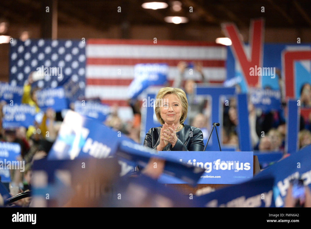 Saint Louis, Missouri, USA. 12. März 2016. Demokratischen Präsidentschaftskandidaten und ehemalige US-Außenministerin Hillary Clinton Kampagnen im Nelson-Mulligan Zimmerer Ausbildungszentrum in St. Louis. Bildnachweis: Gino's Premium Bilder/Alamy Live-Nachrichten Stockfoto