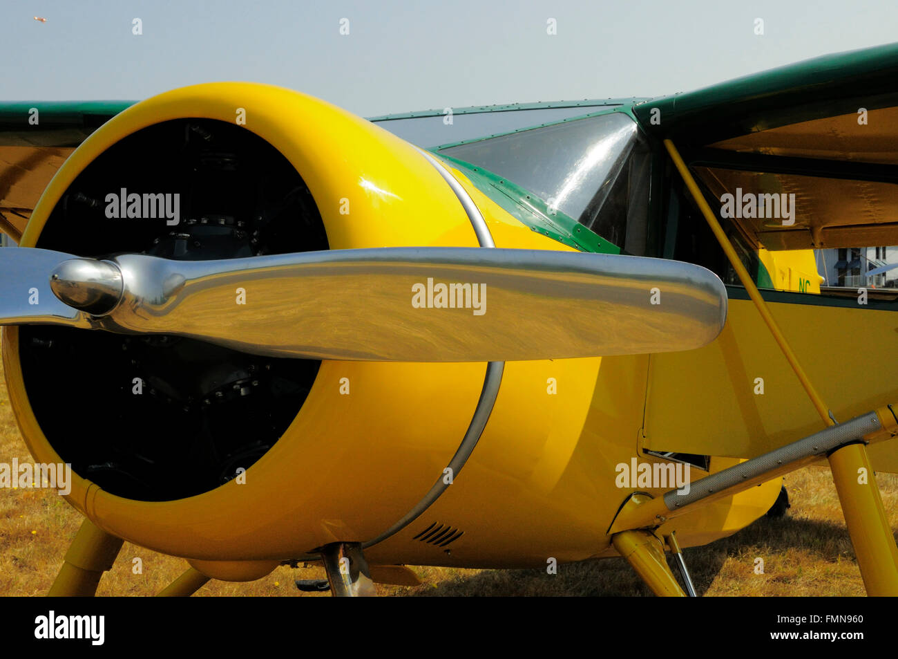 Leuchtend gelbe Flugzeug mit Chrom-propeller Stockfoto