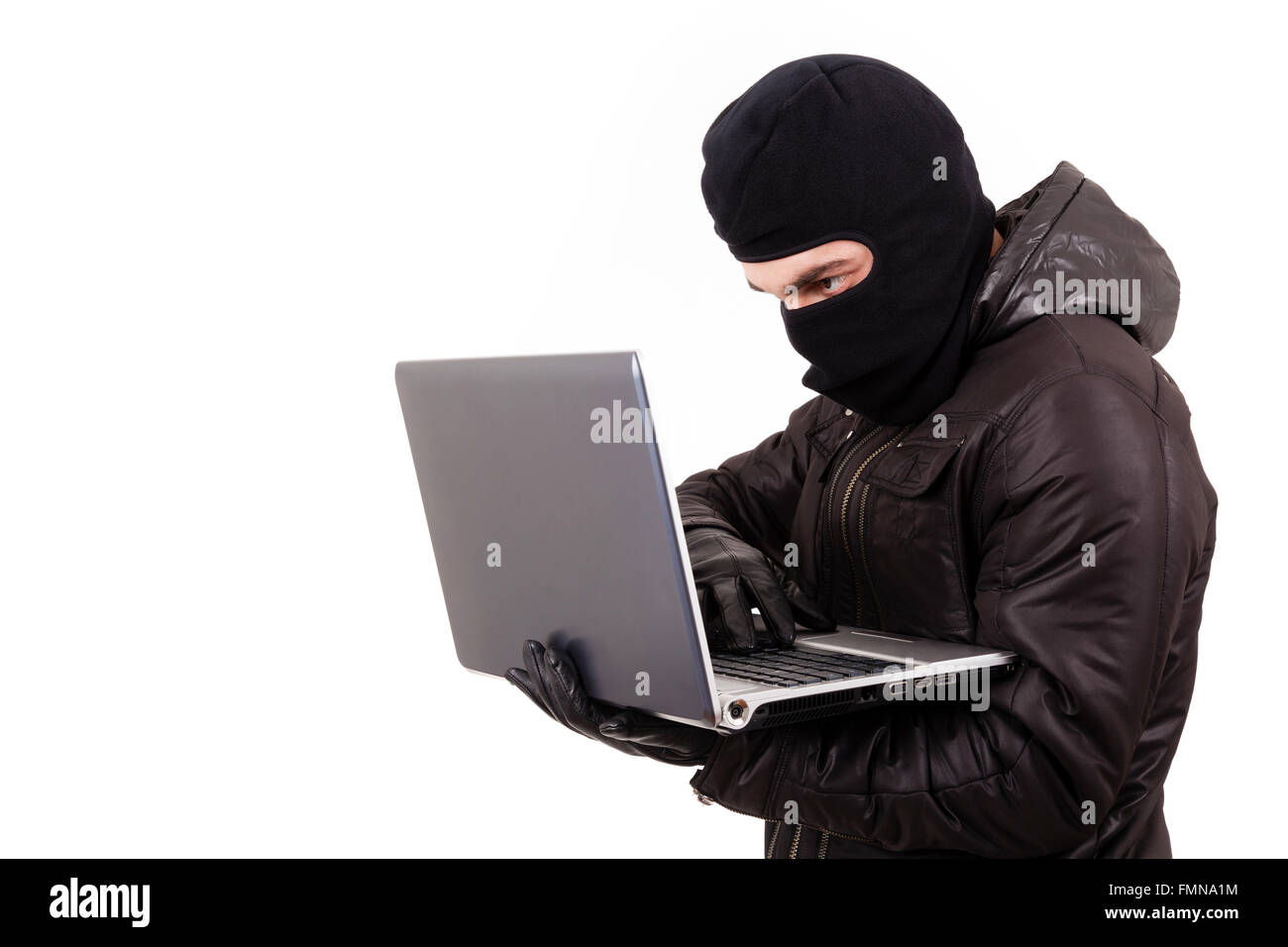 Computer-Hacker stehlen Daten von einem Laptop, isoliert auf weißem Hintergrund Stockfoto
