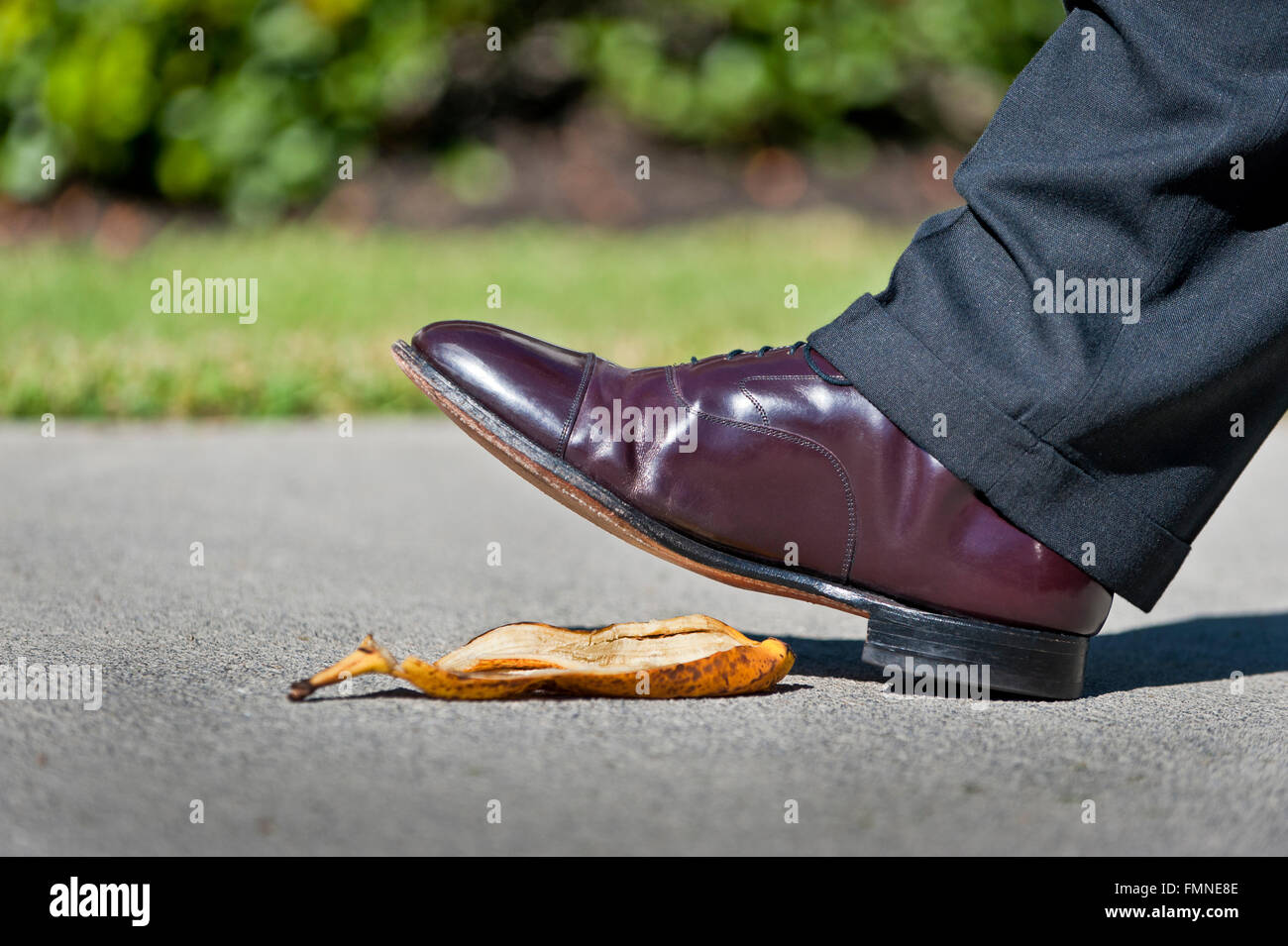 Schuh über zu Schritt auf Bananenschale Stockfoto