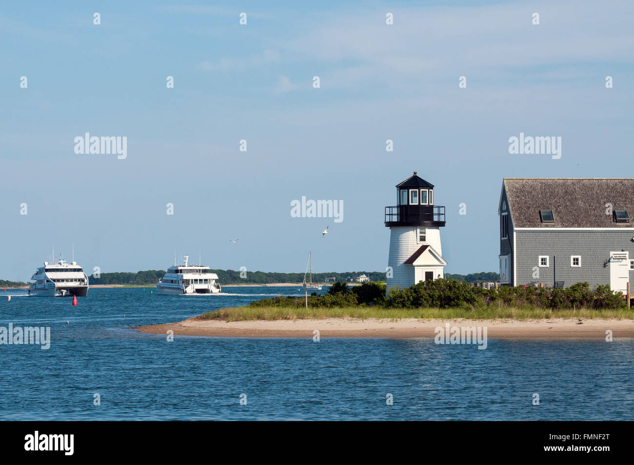 Zwei Fähren gehen von Hyannis Harbor Leuchtturm an einem Sommertag in Cape Cod, Massachusetts. Stockfoto