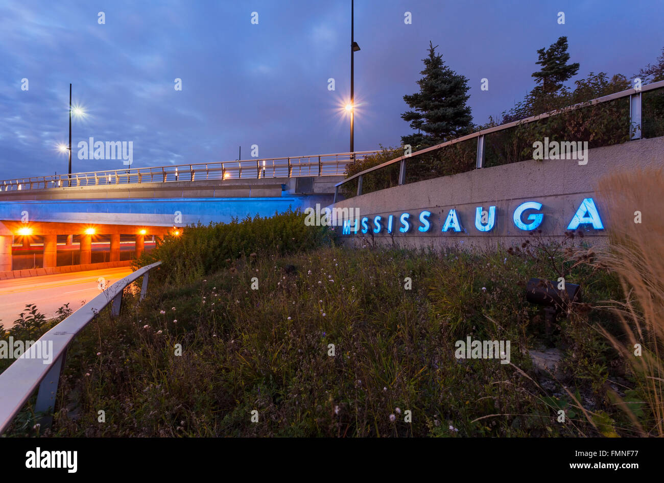 Die Eidgenossenschaft Parkway Brücke über Highway 403 in der Abenddämmerung in Schale Region, Mississauga, Ontario, Kanada. Stockfoto