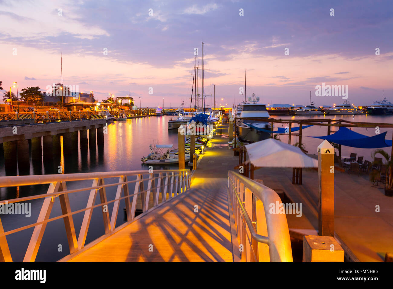 "Marina Pez Vela" in der Abenddämmerung in Quepos, Provinz Puntarenas