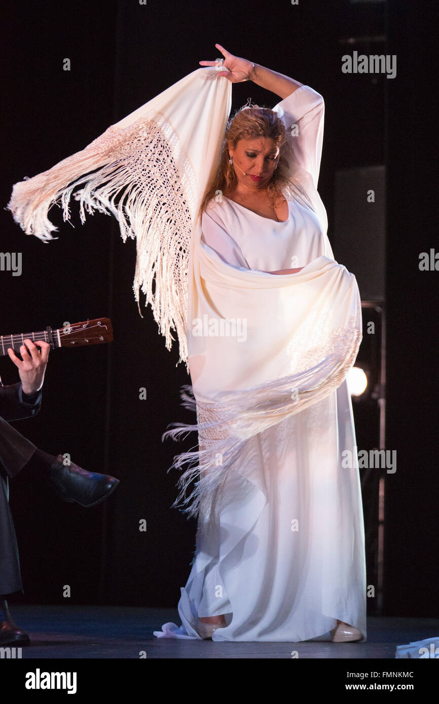 Im Bild: Esperanza Fernandez. Esperanza Fernandez ' De lo Jondo y Verdadero' Leistung am Sadler es Wells Theatre während der Flamenco Festival London 2016. Mit Sängerin Esperanza Fernandez, Tänzerin Ana Morales, Sängerin Marina Heredia und Gitarrist Miguel Angel Cortes. Stockfoto