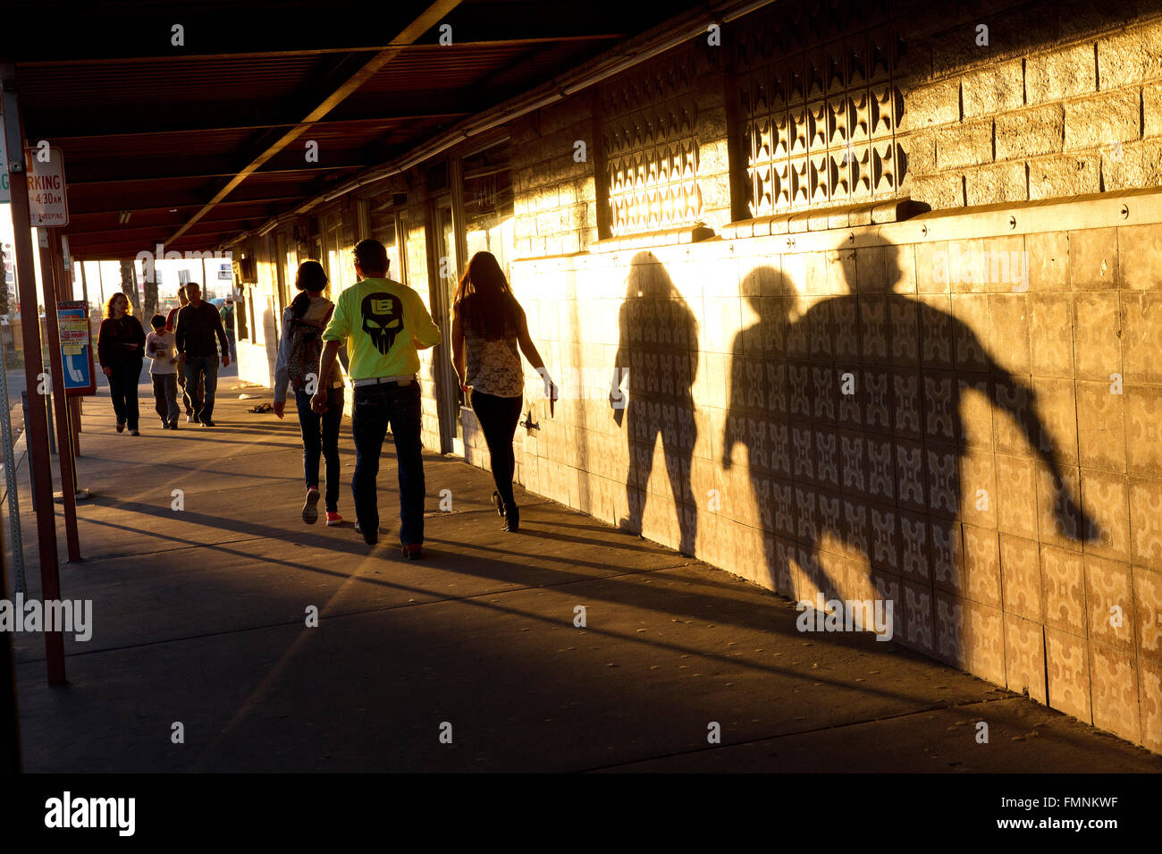 Die Schatten von Menschen an der Wand in der Grenzstadt Calexico, Kalifornien, USA Stockfoto