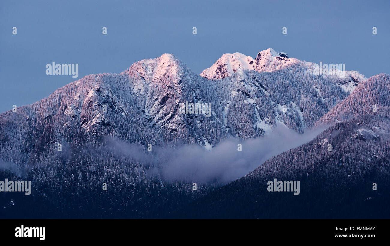 Landschaftlich reizvolle Winter schneebedeckten winterlich verschneite Ansicht North Shore Mountains Vancouver Kanada Stockfoto