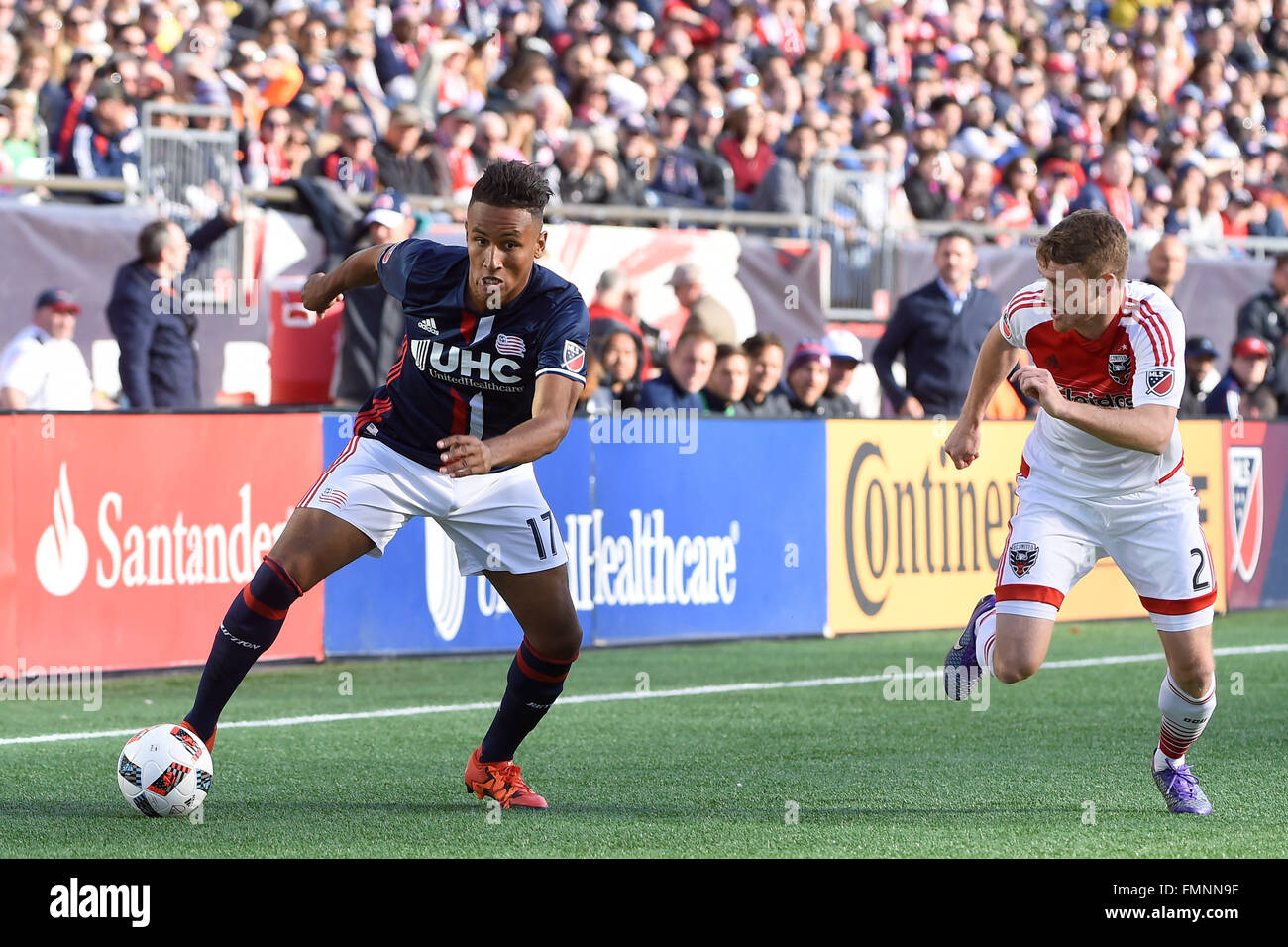 Foxborough, Massachusetts, USA. 12. März 2016. New England Revolution vorwärts Juan Agudelo (17) steuert den Ball unter dem Druck von D.C. United Verteidiger, den Taylor Kemp (2) während der MLS-Spiel zwischen DC United und die New England Revolution im Gillette Stadium in Foxborough, Massachusetts statt. Das Spiel endete mit einem torlosen Remis. Bildnachweis: Cal Sport Media/Alamy Live-Nachrichten Stockfoto