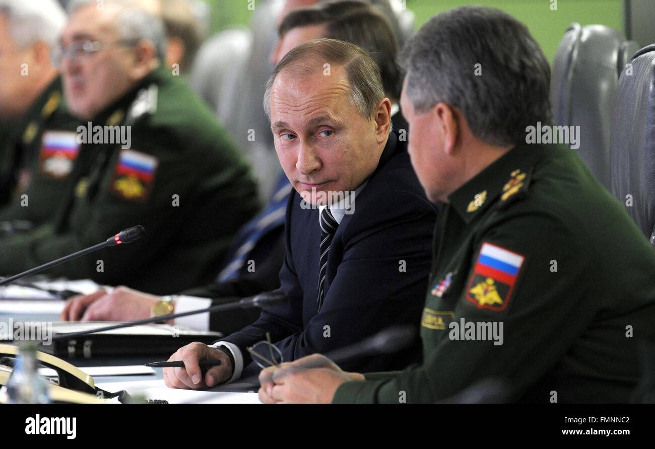 Der russische Präsident Vladimir Putin spricht mit der russische Verteidigungsminister Sergei Shoigu, Recht, während eines Treffens mit militärischen Führer im Reichswehrministerium 11. März 2016 in Moskau, Russland. Stockfoto