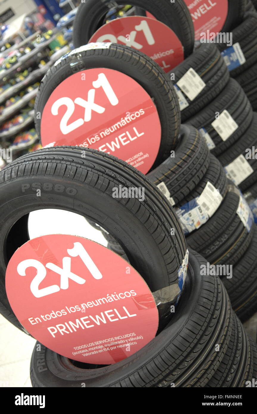 Reifen auf dem Display in Supermarkt Stockfoto