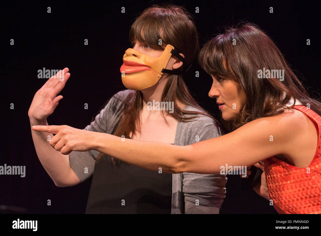 Nina Conti (rechts).  Photocall mit Komiker und Bauchredner Nina Conti für ihr zeigen "In Your Face" auf das Criterion Theatre. Vorstellungen vom 25 Februar bis 12. März 2016. Stockfoto